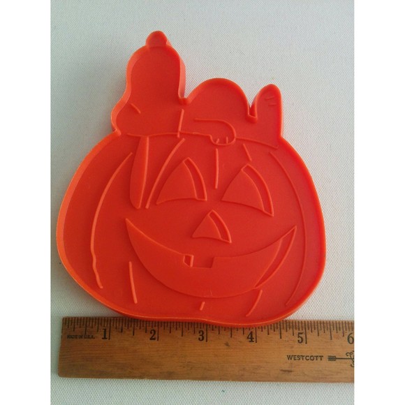 Charlie Brown Snoopy Great Pumpkin Cookie Cutter for Halloween Baking - Picture 5 of 5